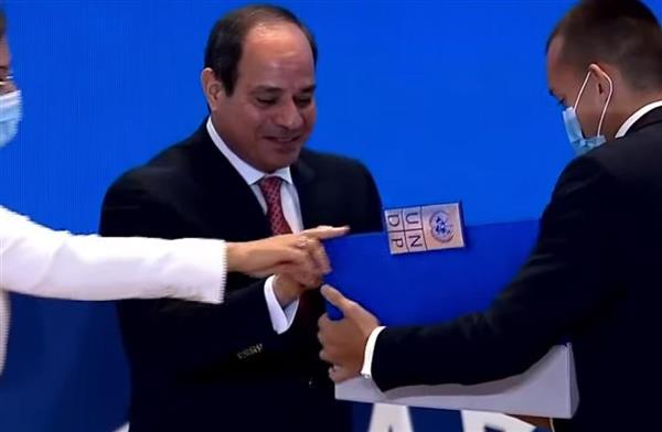 الرئيس السيسي يتسلم تقرير التنمية البشرية في مصر لعام 2021