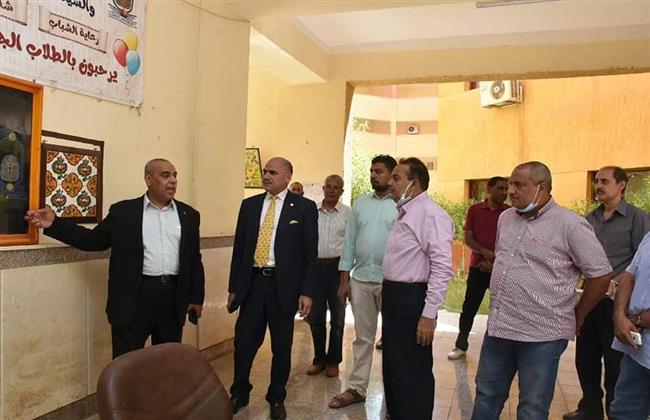 «عزوز» يستقبل وفدًا من الهيئة القومية للبريد لبحث إنشاء مكتب بريد بالجامعة