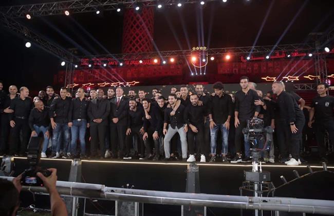 الخطيب يستقبل لاعبي الأهلي والجهاز الفني على المنصة في احتفالية «تدشين النجمة العاشرة» ‏   