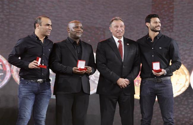 الخطيب يهدي عبد الحفيظ وموسيماني والشناوي «عُملة الأهلي» في احتفالية تدشين النجمة ‏العاشرة   