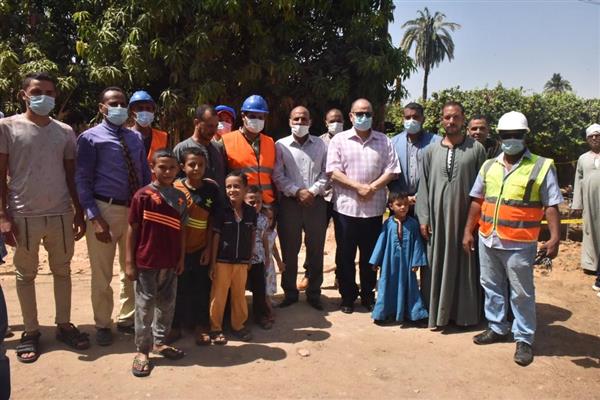 محافظ أسيوط يتابع تنفيذ مشروع تدعيم شبكات مياه الشرب بقرية المطمر