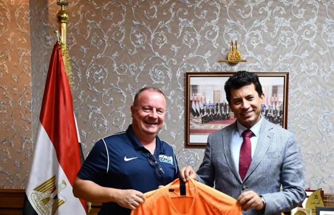 وزير الرياضة يبحث التعاون مع الفريق الملكي الهولندي