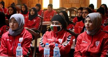 وصول أعضاء فريق كرة قدم نسائي أفغاني إلى باكستان