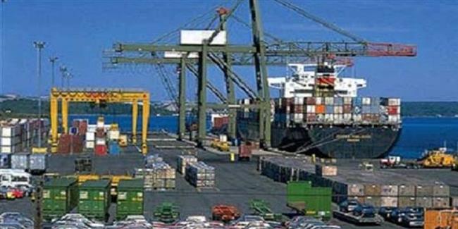 تداول 310 شاحنات و6 آلاف طن بضائع بموانئ البحر الأحمر