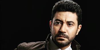 الفنان محمد عز: «دعواتكم بالشفاء»