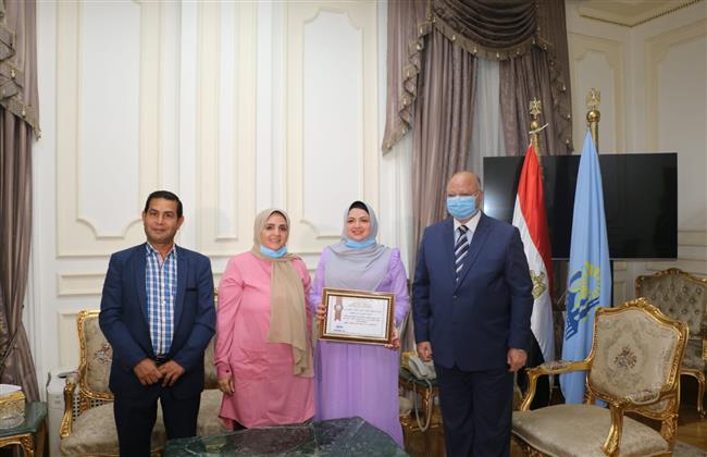 محافظ القاهرة يكرم فتاة "تحميل شاؤع المؤسسة" بعين شمس