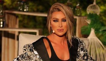 باللون الذهبي اللامع وميك اب جرئ.. شاهد إطلالة مايا دياب