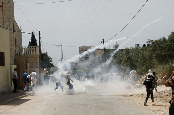 إصابة عشرات الفلسطينيين بالاختناق خلال مواجهات مع الاحتلال في الخليل