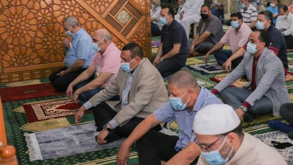 محافظ البحيرة يؤدى صلاة الجمعة بمسجد عطا بدمنهور 