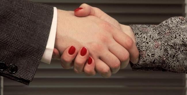 ما حكم مصافحة النساء للرجال باليد؟.. الإفتاء تجيب