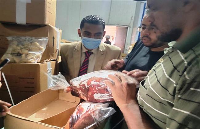 محافظ أسوان يتابع حملات الطب البيطرى على الأسواق 