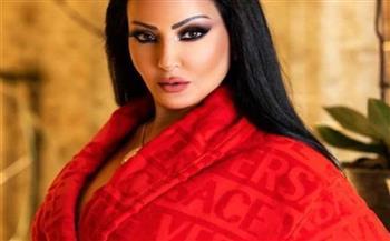 بالفوشيا... سمية الخشاب تخطف الأنظار