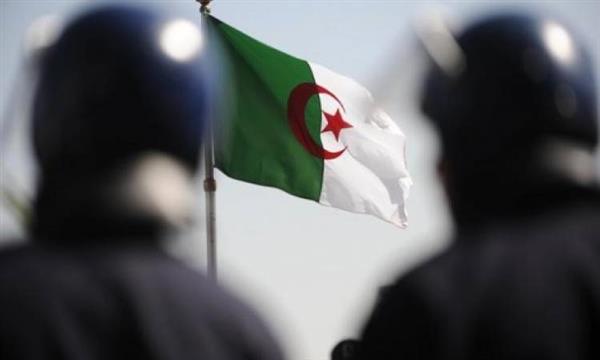 تنكيس العلم الجزائرى حدادا على وفاة بوتفليقة