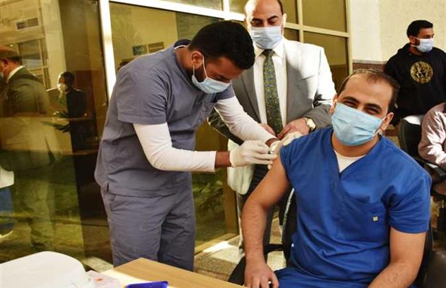 أبو زيد يتفقد الحالة العامة داخل المستشفيات ومراكز تلقى اللقاح بالمنيا
