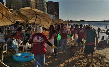   «البيئة» تنفذ أكبر حملة لتنظيف الشواطئ بالإسكندرية