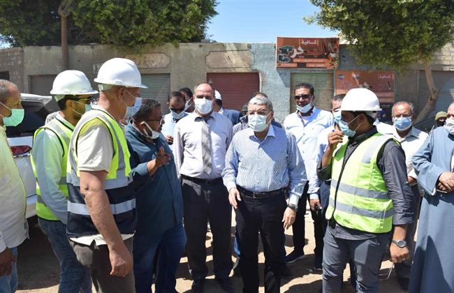 محافظ المنيا يتابع تنفيذ مشروعات «حياة كريمة» بقرية جزيرة شارونة بمركز مغاغة