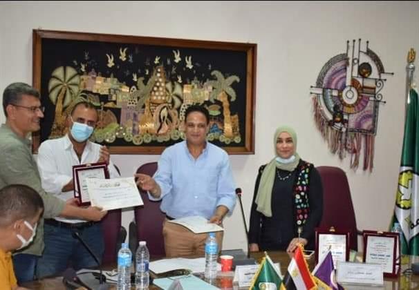 «زيدان» يكرم الموظف المثالي وأفضل إدارة على هامش اجتماع مجلس الكلية النوعية