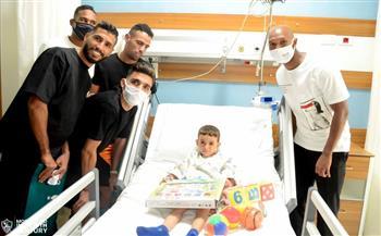 لاعبو الزمالك يزورون مستشفى «الناس» للأطفال