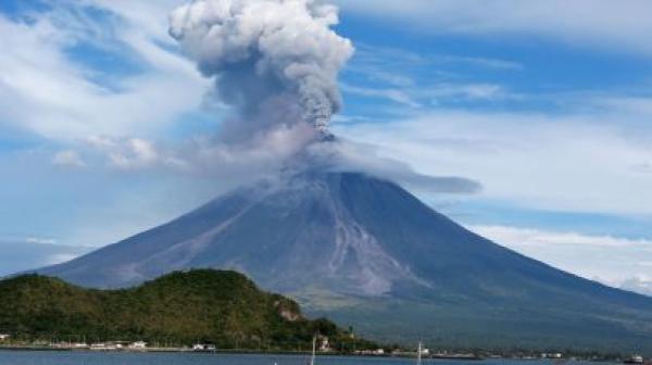 رئيس الوزراء الأسبانى يتوجه إلى جزر الكنارى لمتابعة انفجار «بركان لا بالما»