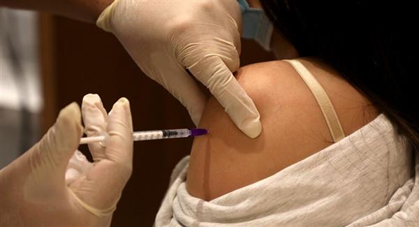 أمريكا: الأولوية القصوى لتطعيم غير الملقحين