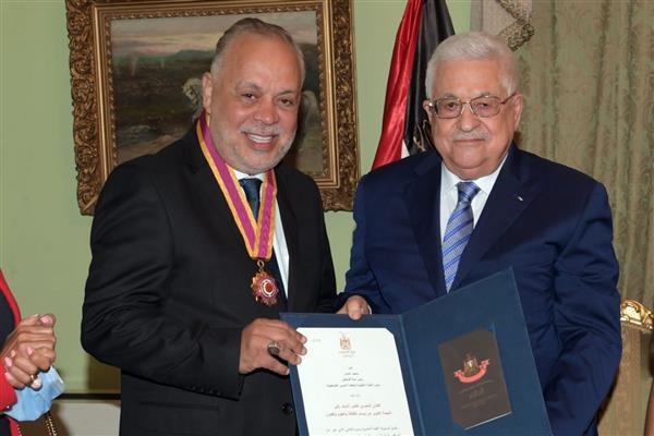 الرئيس الفلسطينى يقلّد أشرف زكي أعلى وسام ثقافي في فلسطين