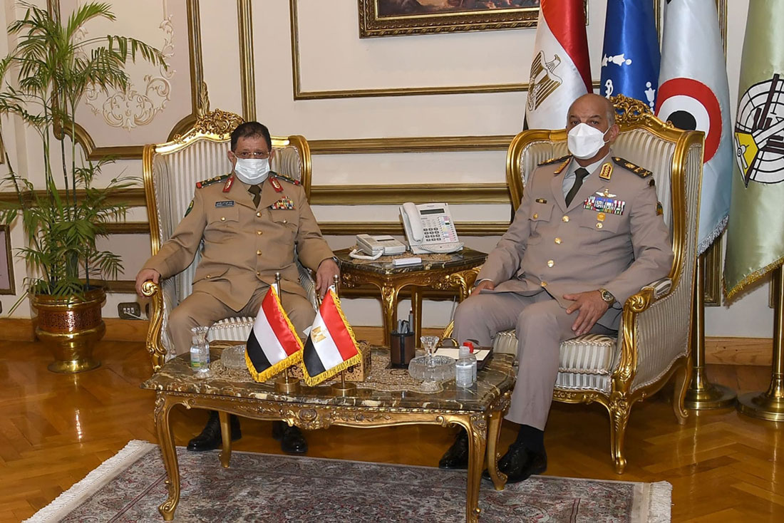 شاهد||وزير الدفاع يلتقي نظيره اليمني خلال زيارته الرسمية لمصر