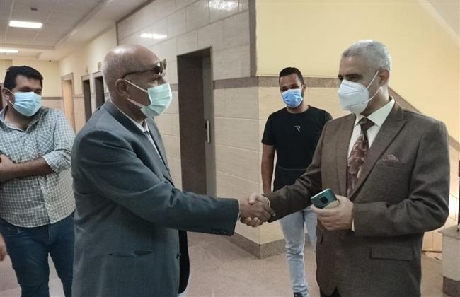 رئيس جامعة الفيوم يتفقد مراكز لقاح«كورونا» 