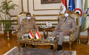   شاهد||وزير الدفاع يلتقي نظيره اليمني خلال زيارته الرسمية لمصر