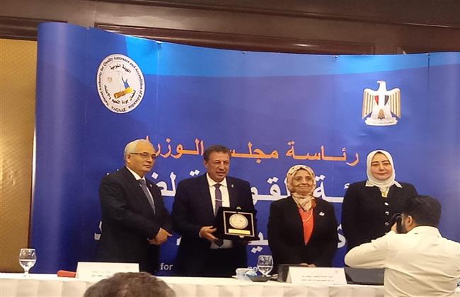محافظ المنيا: تسليم قروض صغيرة ومتوسطة لـ 65 منتفعا من السيدات المعيلات
