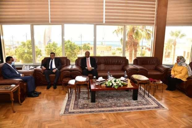 الهيئة العامة للاستعلامات تهدي مطروح 3020 نسخة من الدستور المصري بـ3 لغات