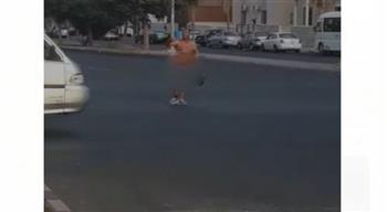 بسبب رهان.. شرقاوي يسير عاريًا ويكسب 25 ألف جنيه