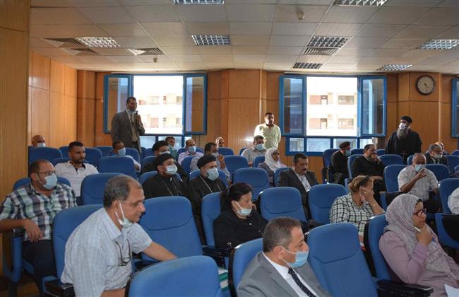 محافظ المنيا يناقش الموقف التنفيذي لـتوفيق أوضاع 307 كنيسة 
