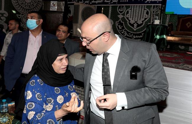 محافظ بني سويف ينزل من فوق منصة المؤتمر ليستمع لشكوى سيدة 
