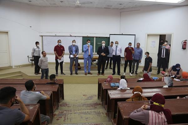 رئيس جامعة الفيوم يتابع تلقى لقاح كورونا لطلاب كلية الحقوق