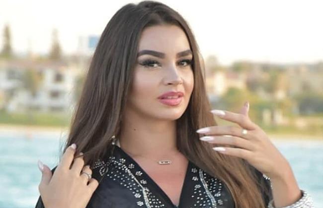 بإطلالة جاذبة.. جوهرة تلفت الأنظار فور وصلها للسجادة الحمراء