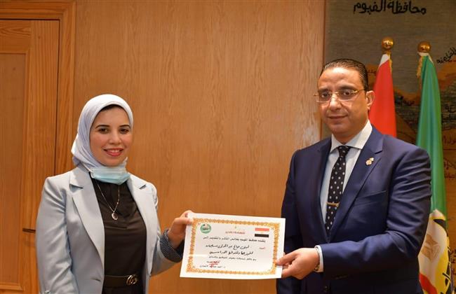 محافظ الفيوم يكرم «لبنى صالح عبدالمولى» التى تحدت الأمية وحصلت على الدكتوراة