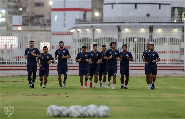 مران الزمالك المسائي.. اللاعبون يُهنئون كارتيرون بتجديد تعاقده