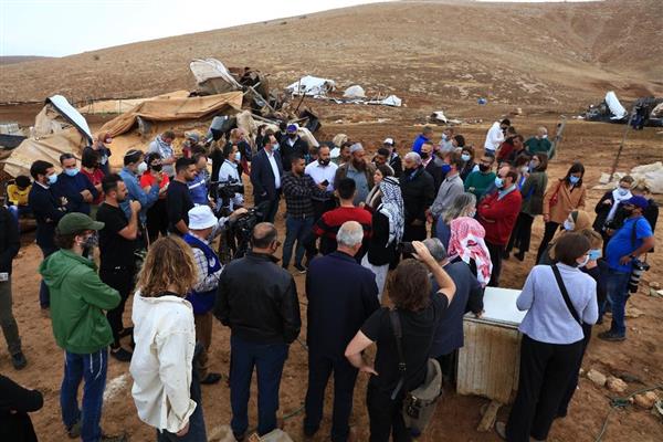 وفد أوروبي يطلع على انتهاكات الاحتلال الإسرائيلى بالخليل