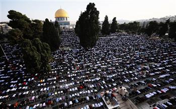   عشرات الآلاف يؤدون صلاة الجمعة في المسجد الأقصى