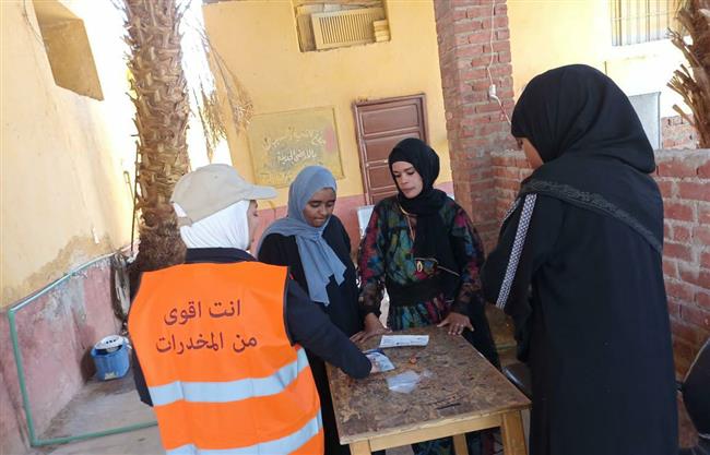 حملة طرق الأبواب «قرية بلا إدمان» تواصل جهودها بقرى أسوان