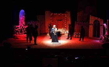   «الداودى» يشهد العرض المسرحى "حيضان الدم"