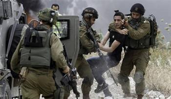   الاحتلال يعتقل فلسطينيا عقب الاعتداء عليه بالضرب