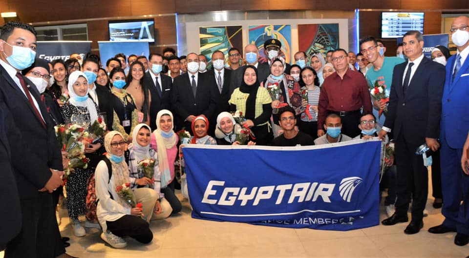 وزير الطيران يودع أوائل الثانوية العامة الفائزين بـ «رحلة العمر»