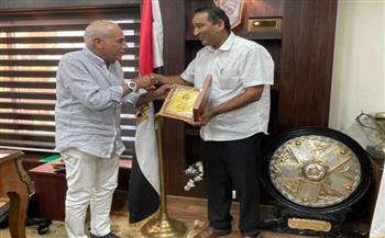 رئيس المدينة الليبي يهدي درع النادي إلى الزمالك