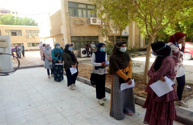 إجراء الكشف الطبي على الطلاب الجدد بجامعة الوادي الجديد