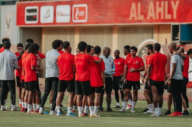 موسيماني يجتمع باللاعبين والجهاز الفني قبل انطلاق المران