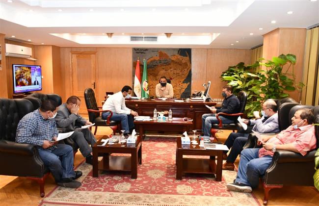 محافظ الفيوم يتابع رصف ورفع كفاءة طرق «حياة كريمة»