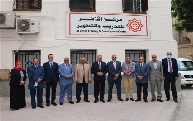 رئيس جامعة الأزهر يشهد تخريج الدفعة التاسعة للقيادات الأكاديمية بمركز التدريب والتطوير