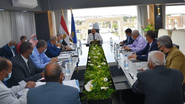محافظ أسوان يوجه بالمرور على المدارس للتأكد من جاهزيتها
