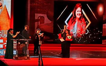   صور|| دنيا سمير غانم تتسلم تكريم والديها في افتتاح القومي للمسرح